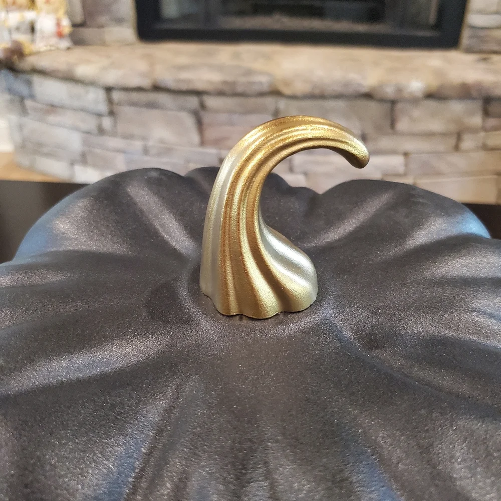 Black Pumpkin Dutch Oven-NWT